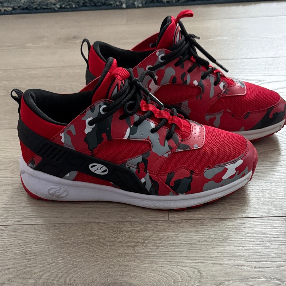 Heelys Red Black Gray Camo Force Wheeled Skate Sneakers fits women’s 7.5